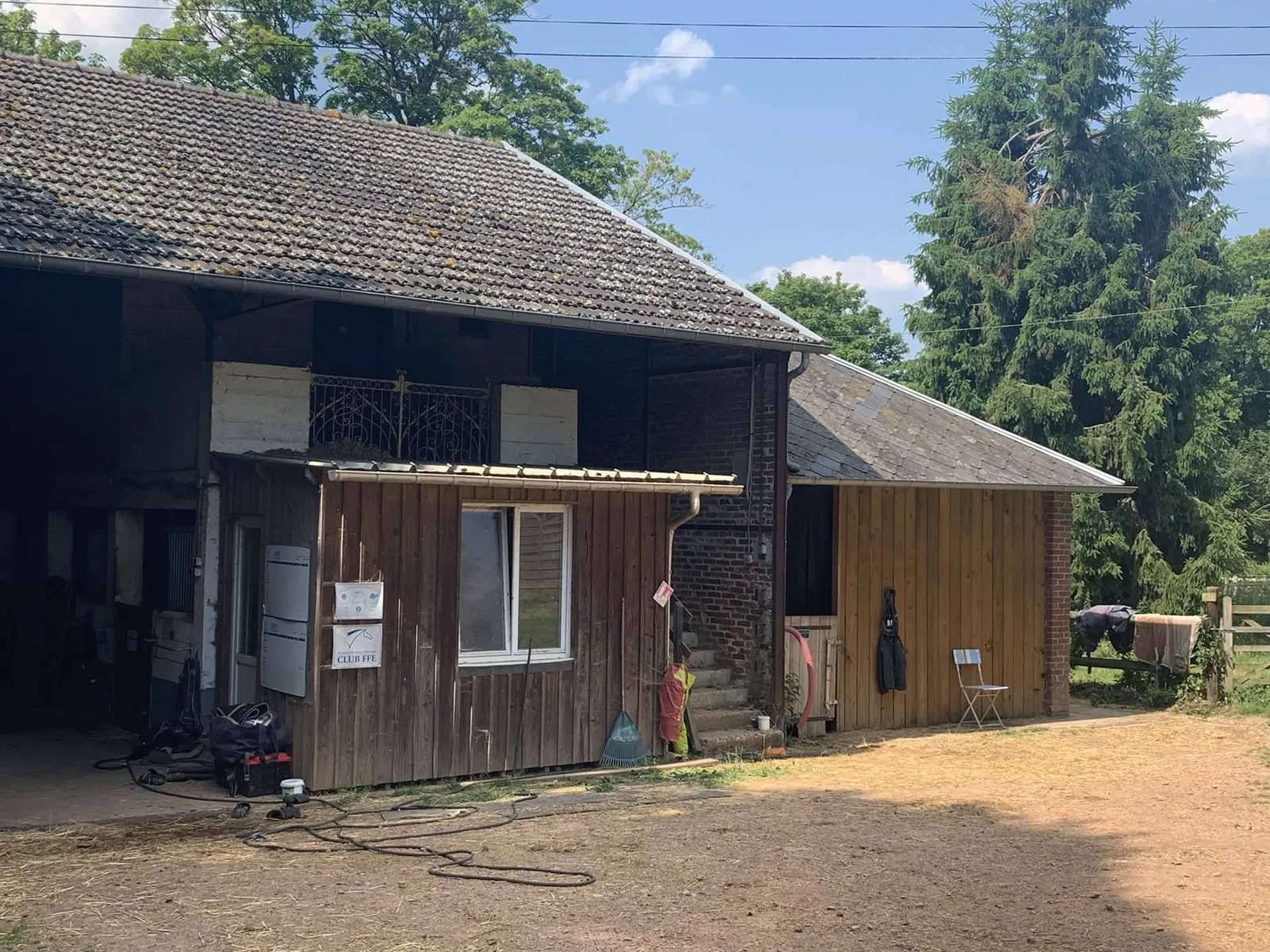 A vendre PAYS d’AUGE du CALVADOS : REGION LISIEUX : STRUCTURE EQUESTRE POUR CHEVAUX DE SELLES SUR 10 HA