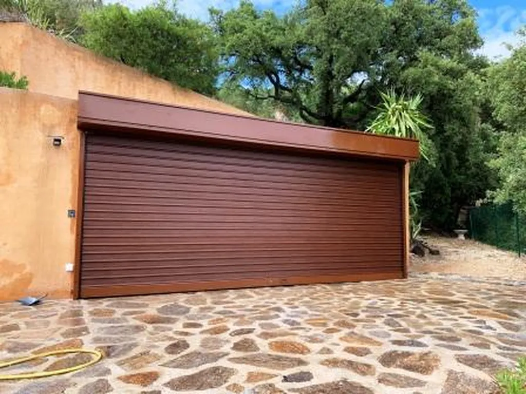 Installer une porte de garage imitation bois pour particulier à Aix-en-Provence proche d’Aix-les-Milles