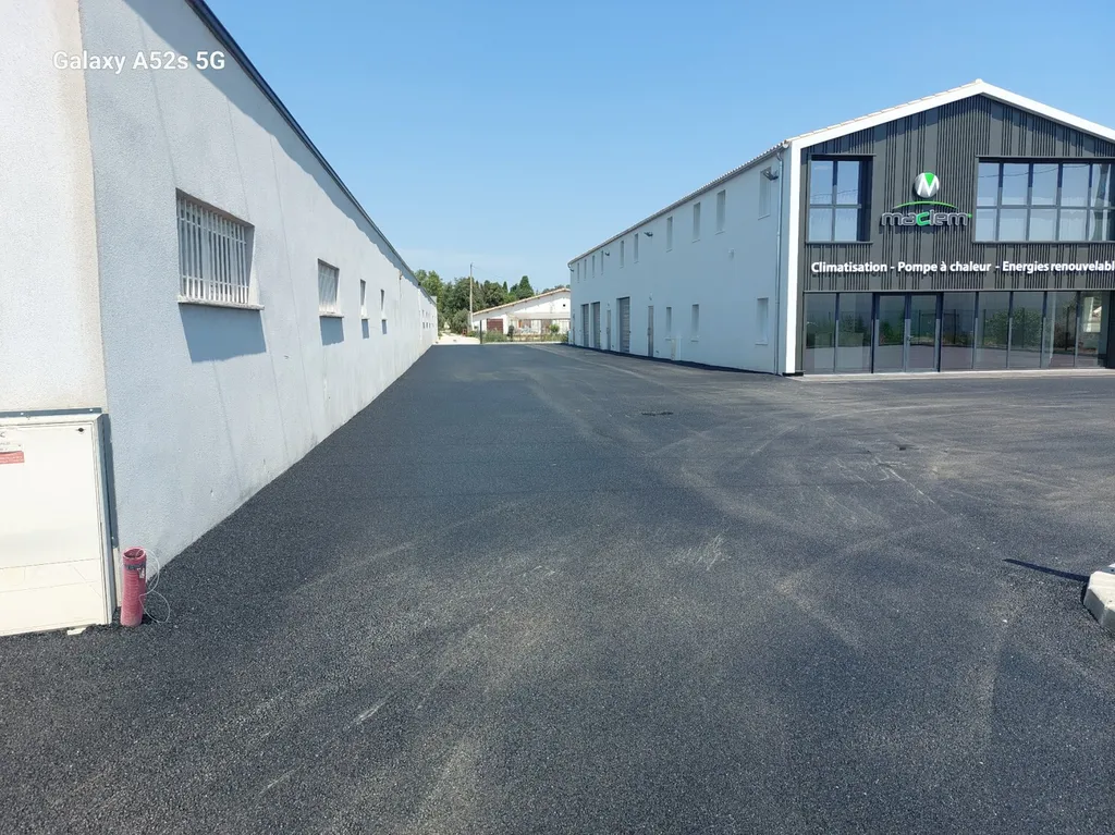 application d'enrobé de bitume noir sur un bâtiment commercial à  Salon de Provence dans les Bouches-du-Rhône. 