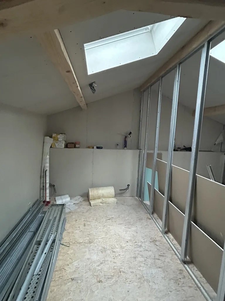 Travaux d’aménagement de combles à Villefranche-sur-Saône (Rhône – 69) avec isolation de la toiture et préparation des rampants