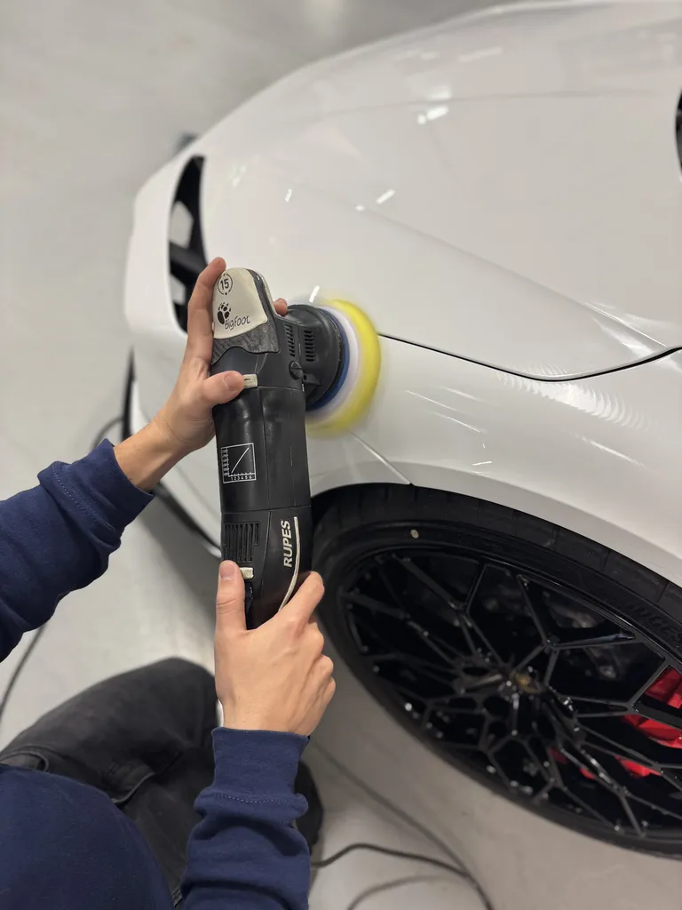 Protection céramique haut de gamme Lamborghini Temerario en intervention directe au Centre Lamborghini à Cannes