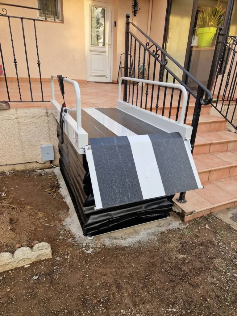 La télécommande sur le plateau permet d'actionner ce mini élévateur LEHNER Liftboy à Marignane près de Marseille