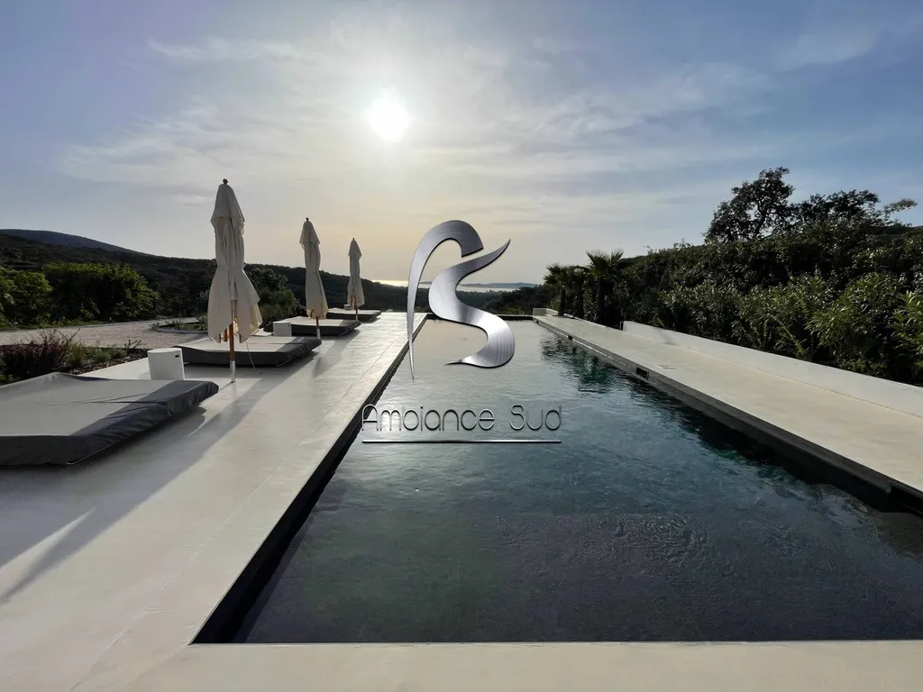 Sol extérieur en béton ciré autour d'une piscine