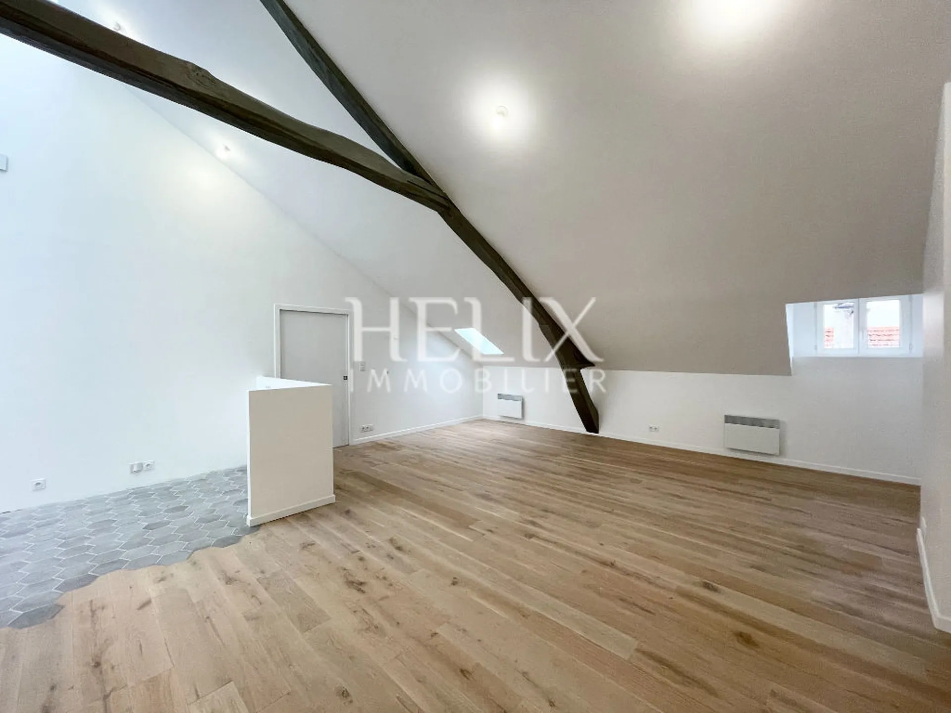 A vendre appartement esprit Loft 106 M2 surface au sol, 88,58 M2 Loi Carrez, situé au 3ème et dernier étage entièrement refait à neuf bénéficiant d'une situation privilégiée au coeur du centre ville, exceptionnel à Saint Germain en Laye.