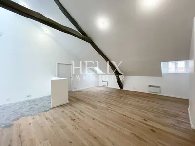 A vendre appartement esprit Loft 106 M2 surface au sol, 88,58 M2 Loi Carrez, situé au 3ème et dernier étage entièrement refait à neuf bénéficiant d'une situation privilégiée au coeur du centre ville, exceptionnel à Saint Germain en Laye.