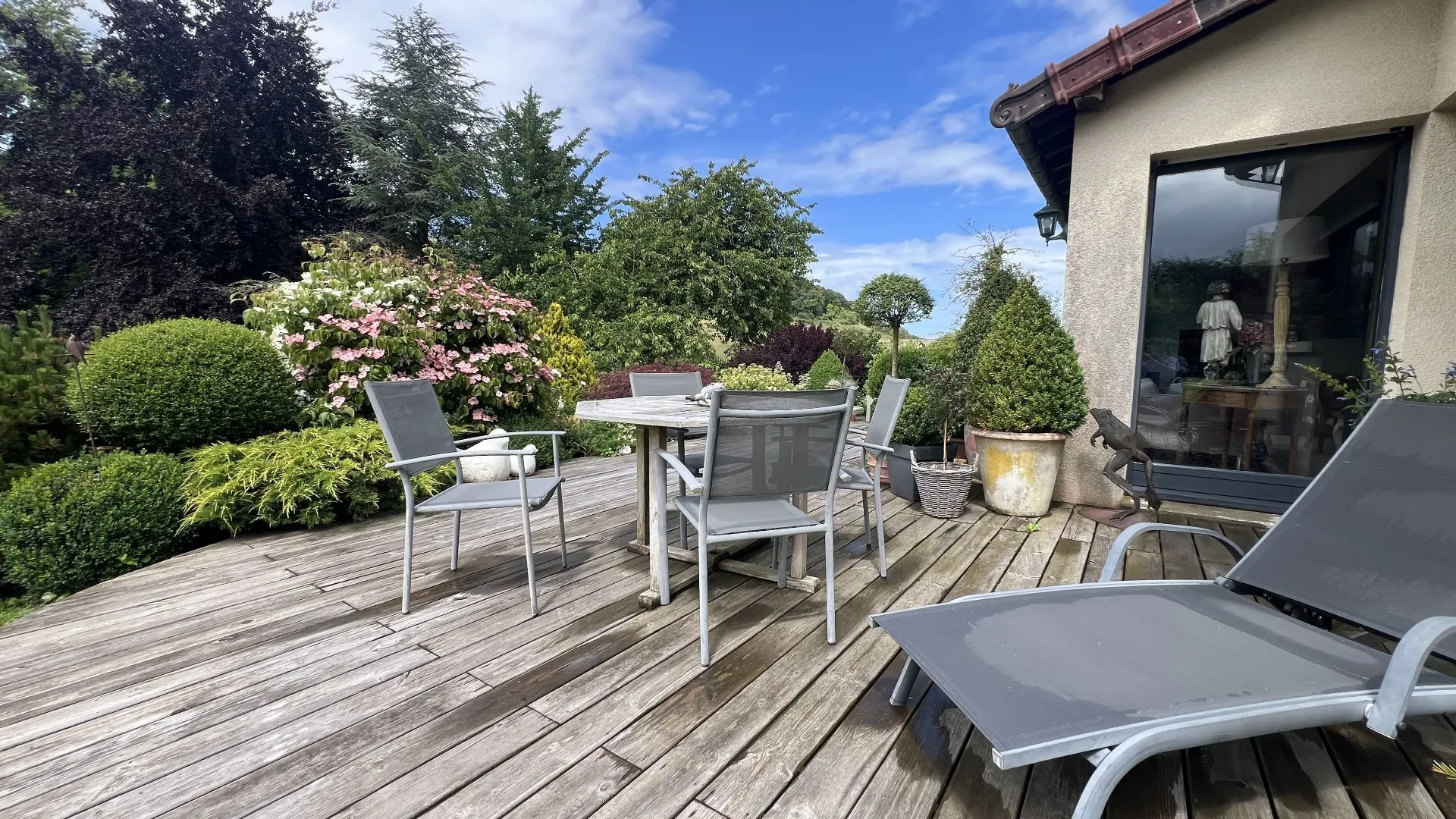 A vendre Authentique demeure normande 260m² issue de deux longères, 5 chambres, dépendances et jardin paysager 3400m², environnement privilégié proche Blangy-sur-Bresle 76340.