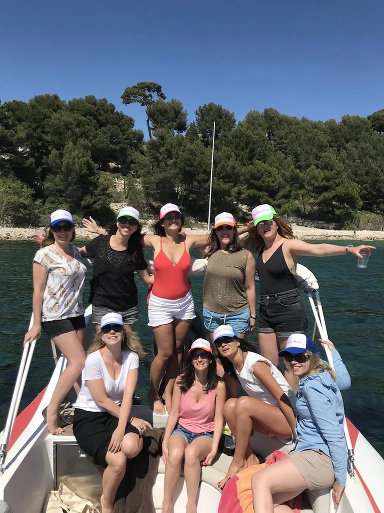 Naviguez vers la fête : Enterrement de vie de jeune fille en bateau avec l'Eden Boat