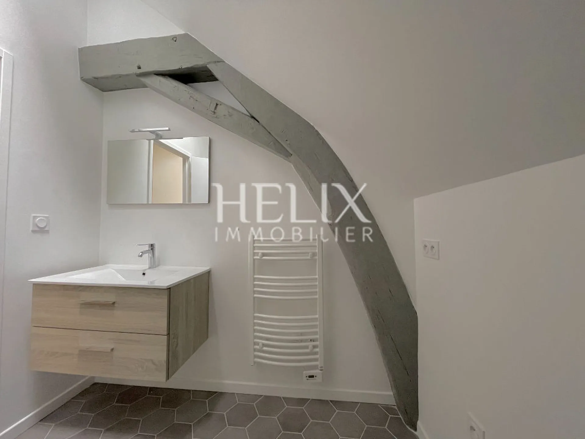 A vendre appartement esprit Loft 106 M2 surface au sol, 88,58 M2 Loi Carrez, situé au 3ème et dernier étage entièrement refait à neuf bénéficiant d'une situation privilégiée au coeur du centre ville, exceptionnel à Saint Germain en Laye.