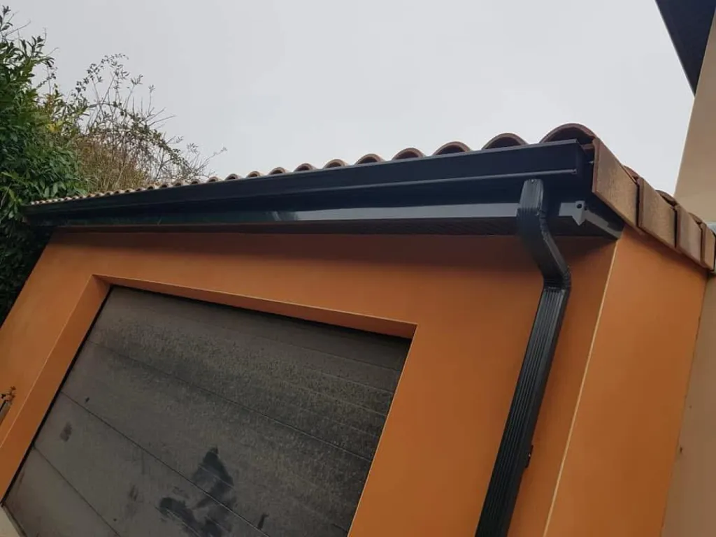 Pose de gouttières en aluminium de couleur noir à Blagnac