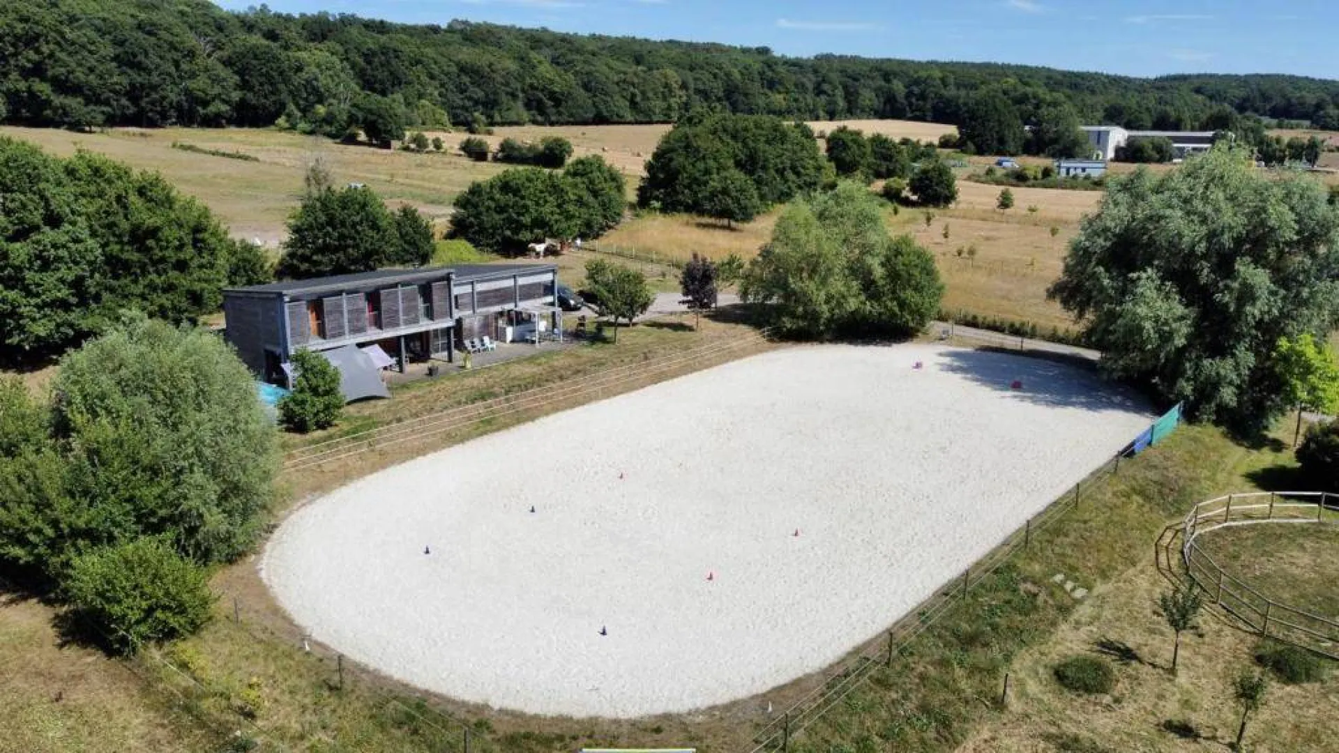 A vendre belle propriété équestre édifiée sur 4.8 hectares de terrain sur la commune de MONTFORT SUR RISLE