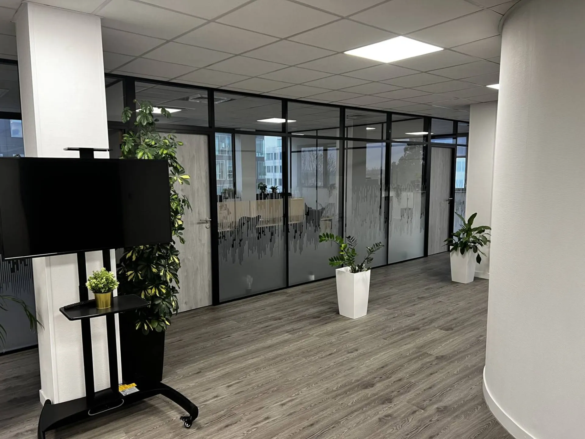 Installation de cloisons modulaires vitrées dans un espace tertiaire à NOISY le GRAND