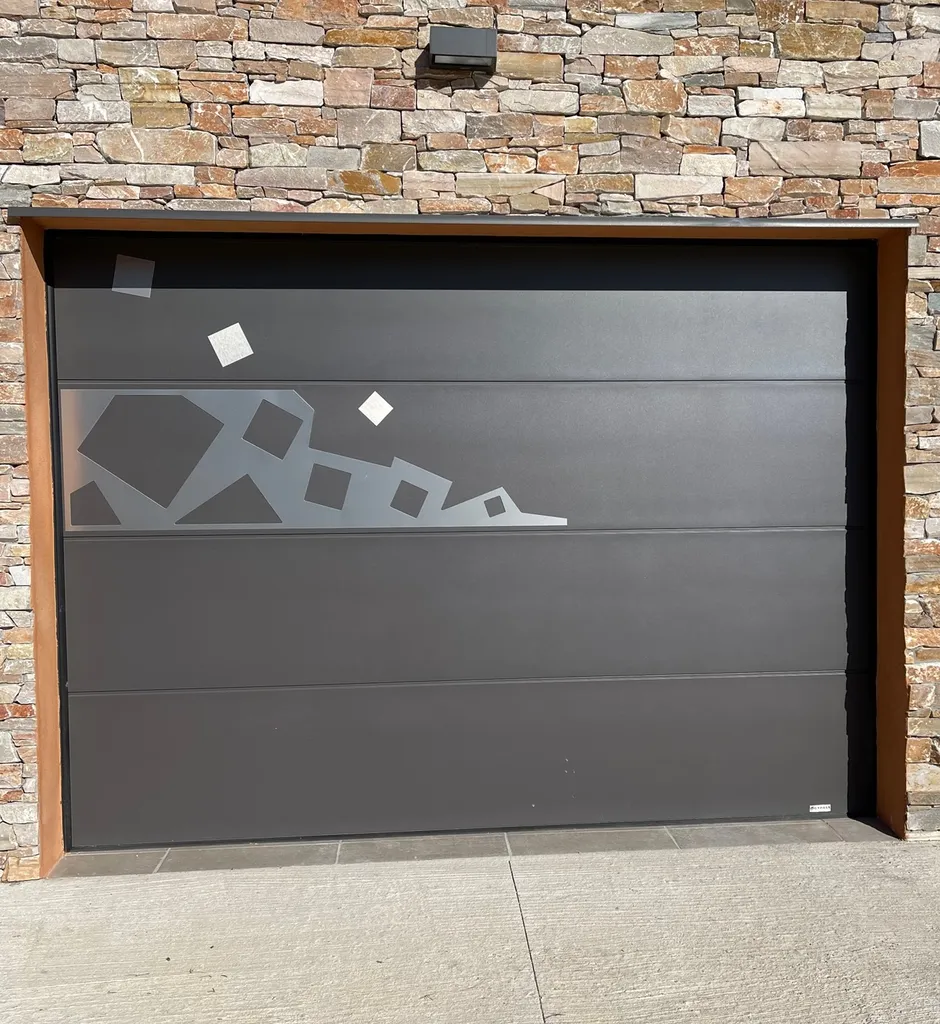Porte de garage sectionnelle OSILYS installée à Carry-le-Rouet