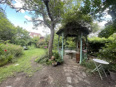 Exclusivité Vente Maison projet  à rénover à Chatou, protégée par un écrin de végétation , unique, grand jardin