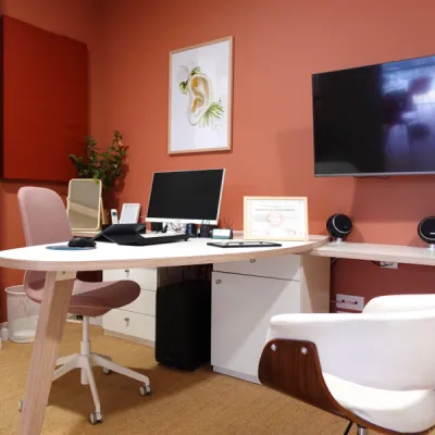 Bureau insonorisé conçu pour les tests auditifs, par l’Atelier D. architecte d’intérieur à Bordeaux.