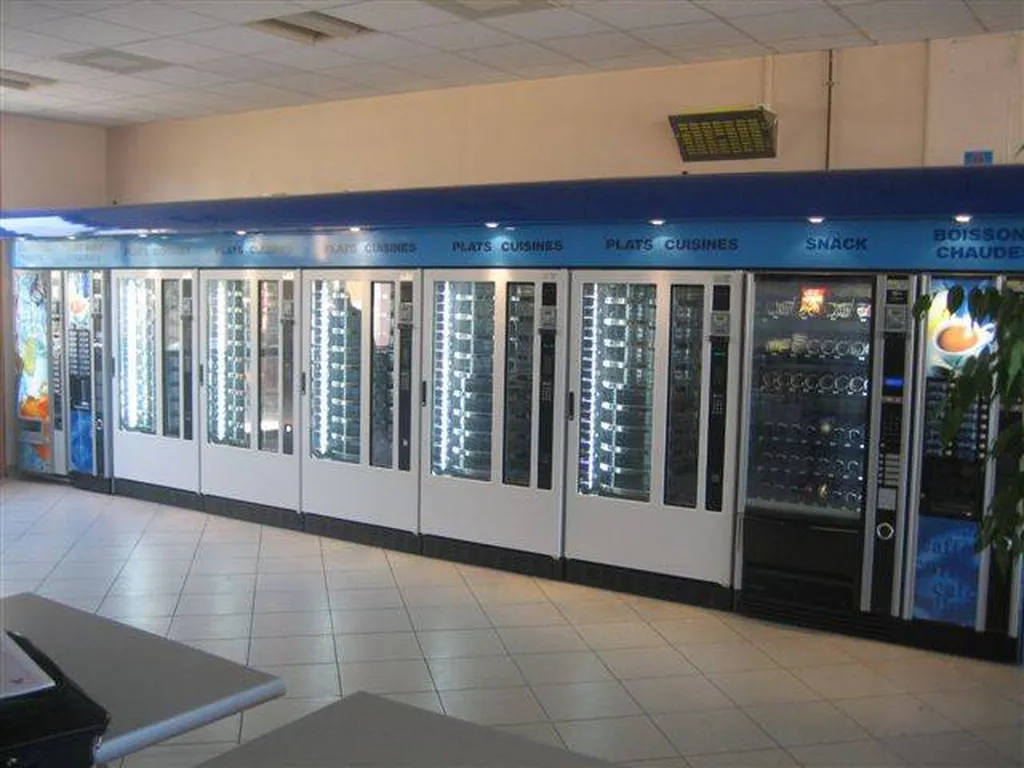 Installation d'un ensemble de distributeurs automatiques pour les postés chez une usine  à Vergeze