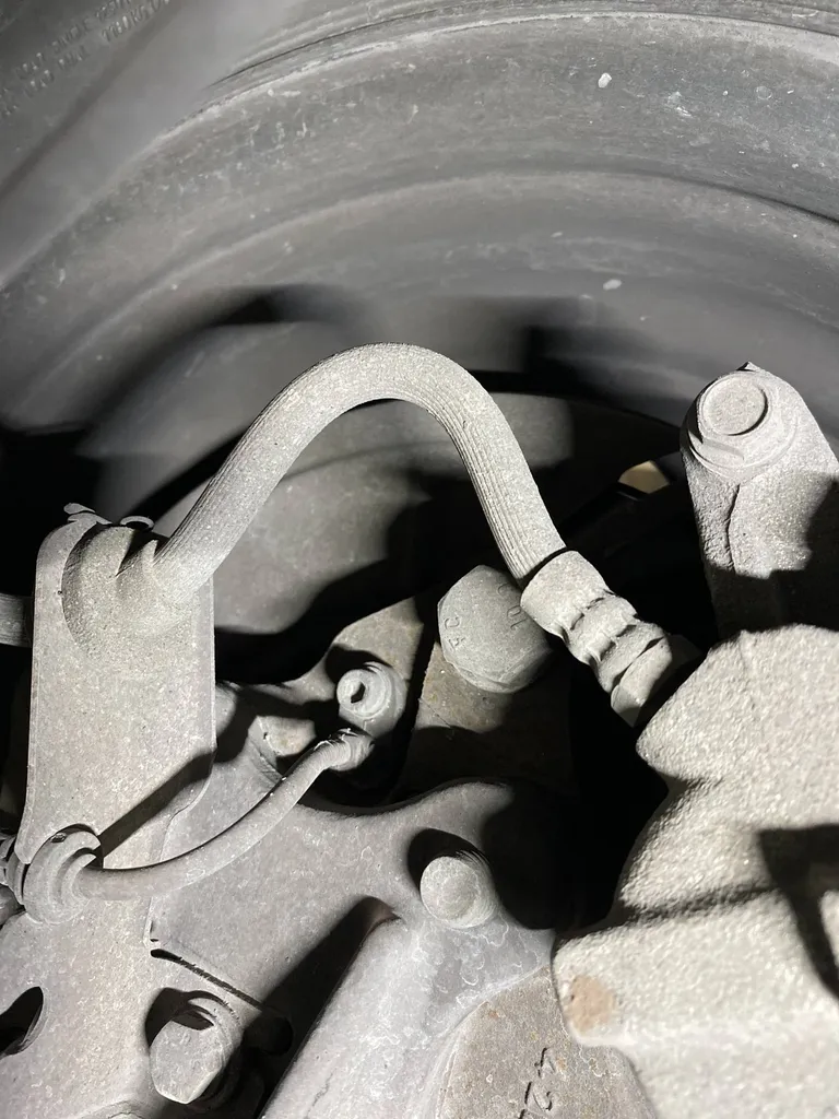 Vérification de l'état des flexibles de frein lors du contrôle technique chez Autosur Martigues 13