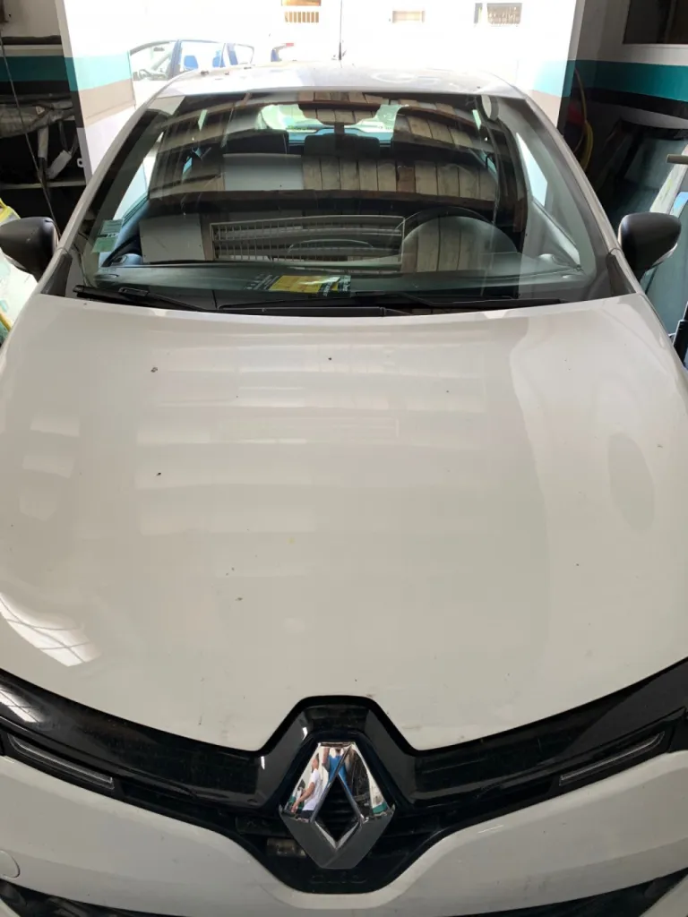 Pose pare-brise sans rendez-vous sur Renault Clio 4 avec franchise offerte chez Speed Glass à Marseille, rapide et efficace