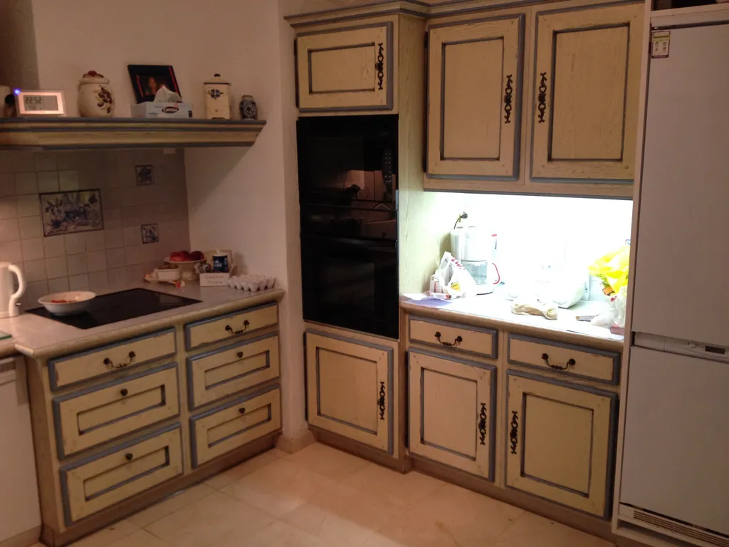 Ancienne cuisine avant rénovation dans une maison à Collonges-au-Mont-d’Or (Rhône – 69)