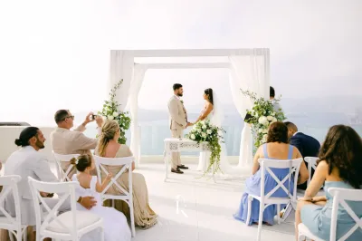 organisation de mariage sur une terrasse en grèce