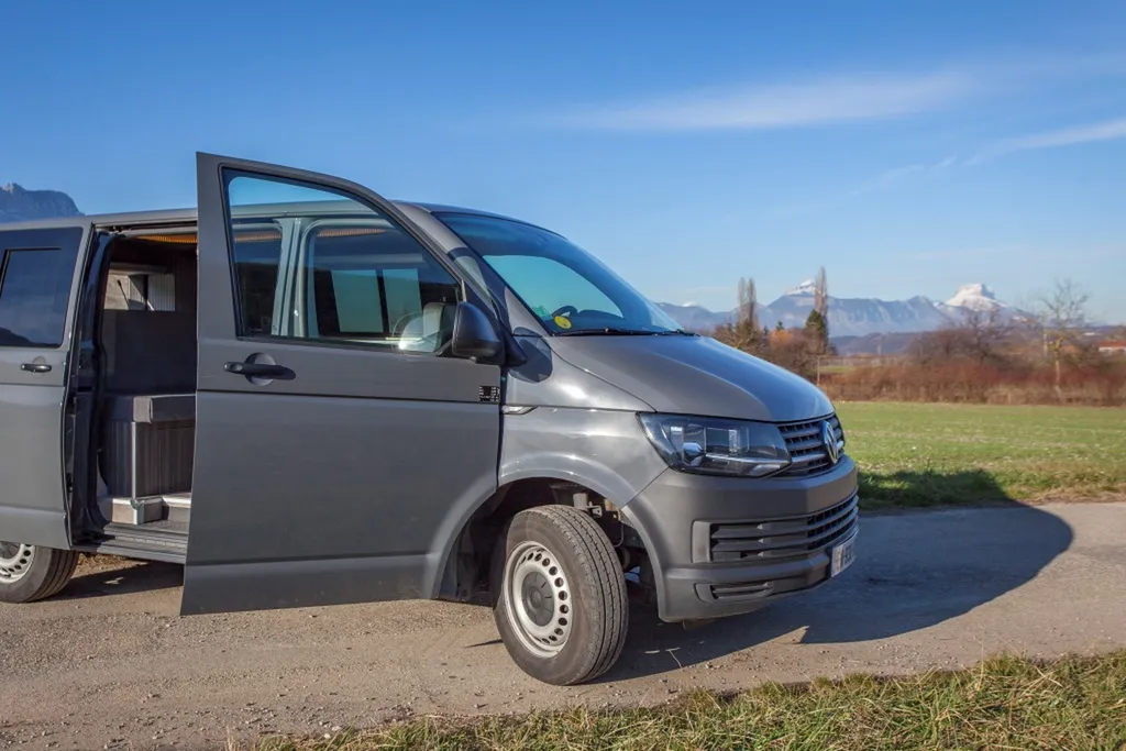 Aménagement intérieur sur-mesure VW Transporter T6 L1H1 avec plafonnier signature logo VW rétroéclairé à Paris et en Île-de-France
