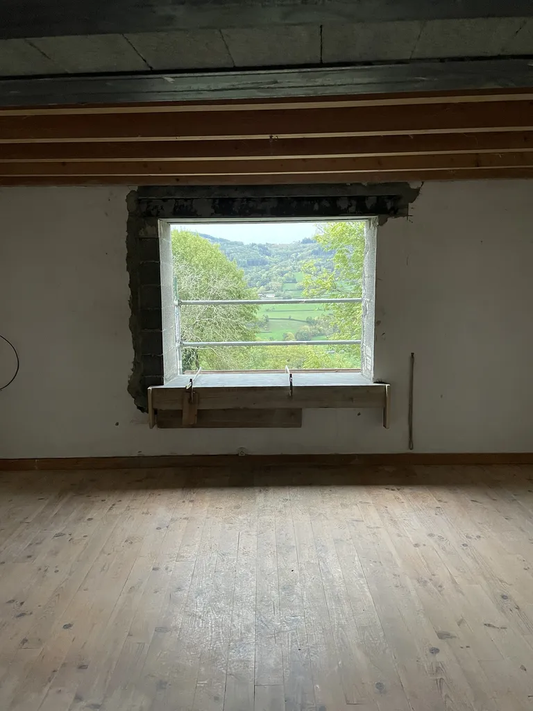 Ouverture d’un mur porteur avec pose d’IPN et création de jambage pour l’agrandissement d’une fenêtre dans une maison en pierre à Beaujeu (Rhône 69), garantissant la stabilité de la structure