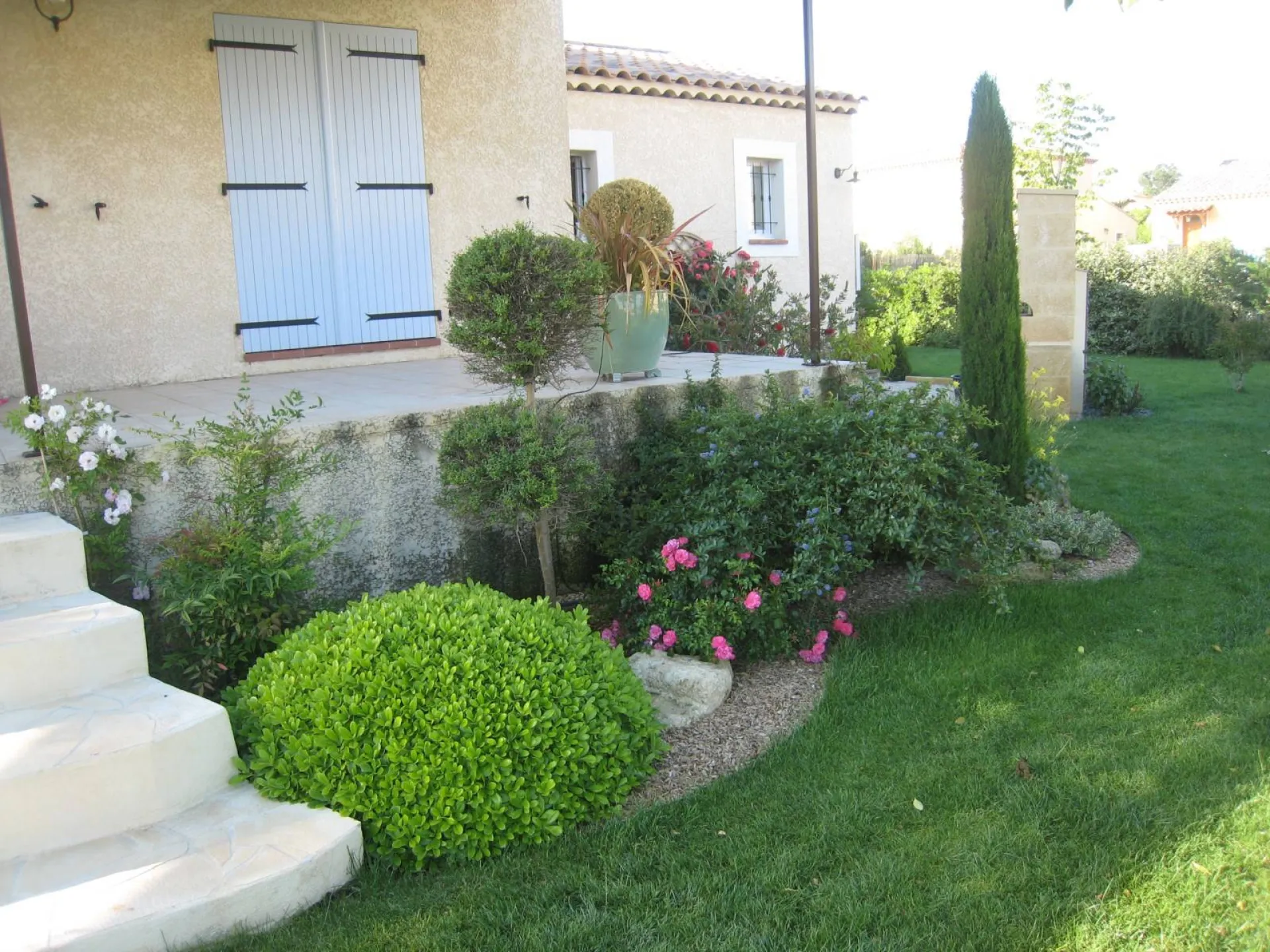 Plantation autour d'une terrasse à Pelissanne
