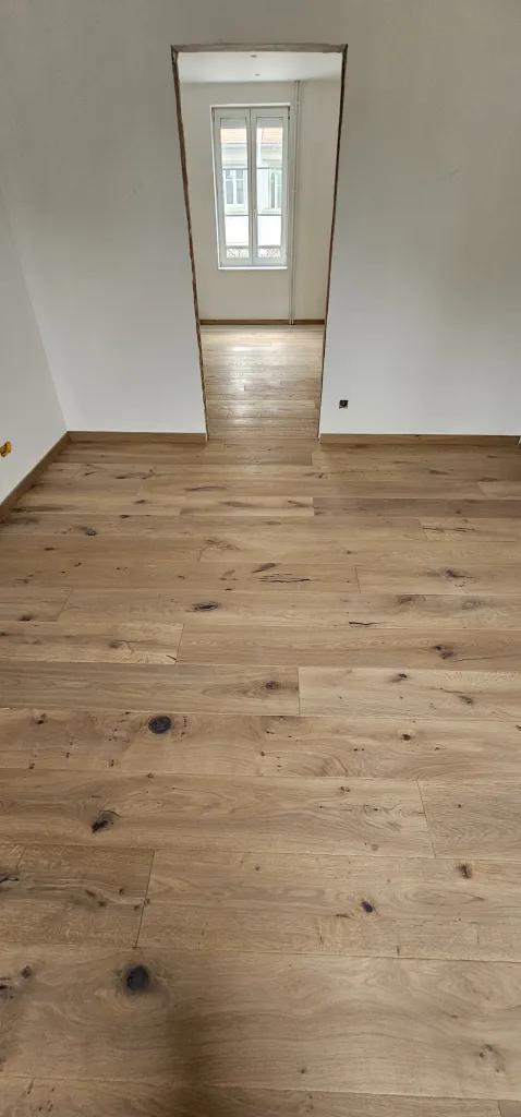 Pose de parquet bois massif ou contrecollé avec finitions soignées dans des bureaux modernes à Strasbourg