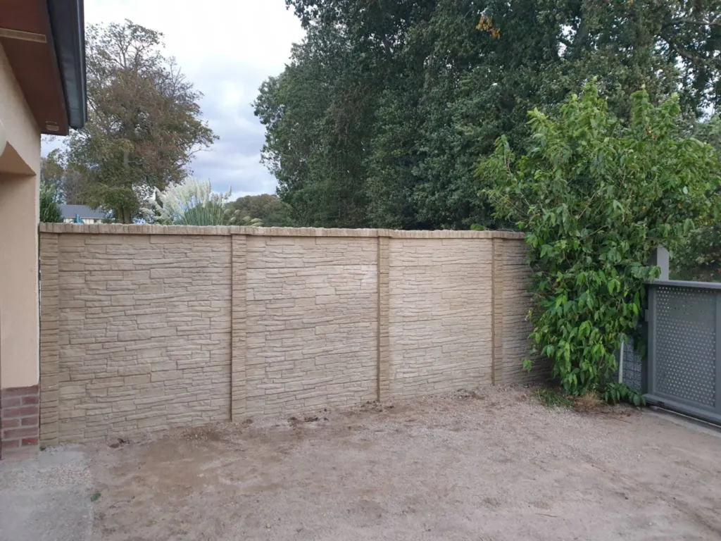 Réalisation d'une clotûre pal béton imitation pierre 