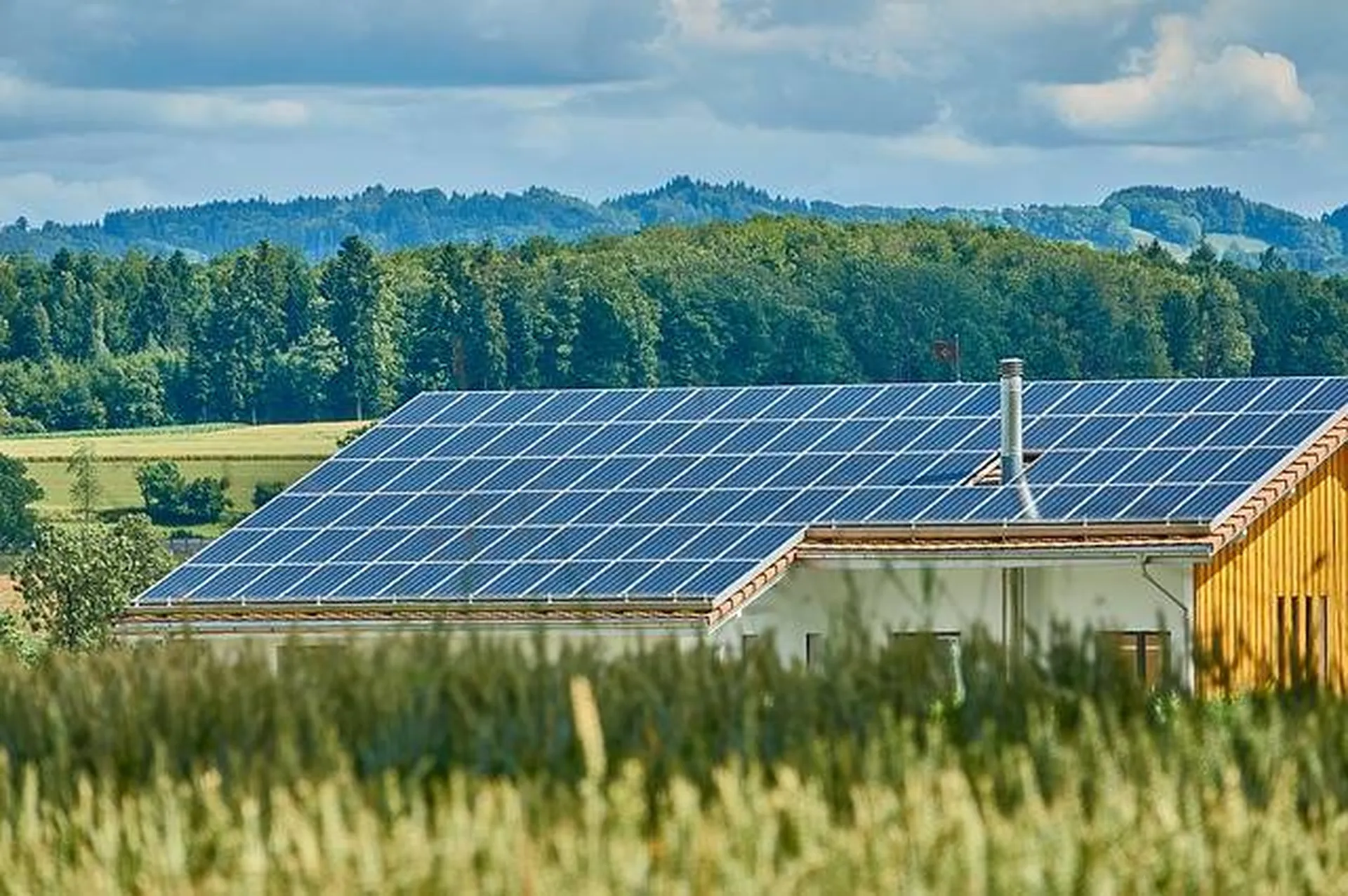 Installation de panneaux solaires chez les particuliers sur maison individuelle à Marseille dans les Bouches-du-Rhône