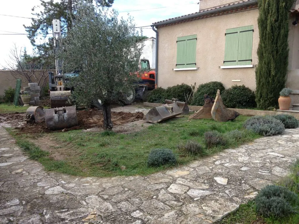 Implantation d'une piscine béton semi-enterrée par Aquarev'Piscines à Forcalquier 04300