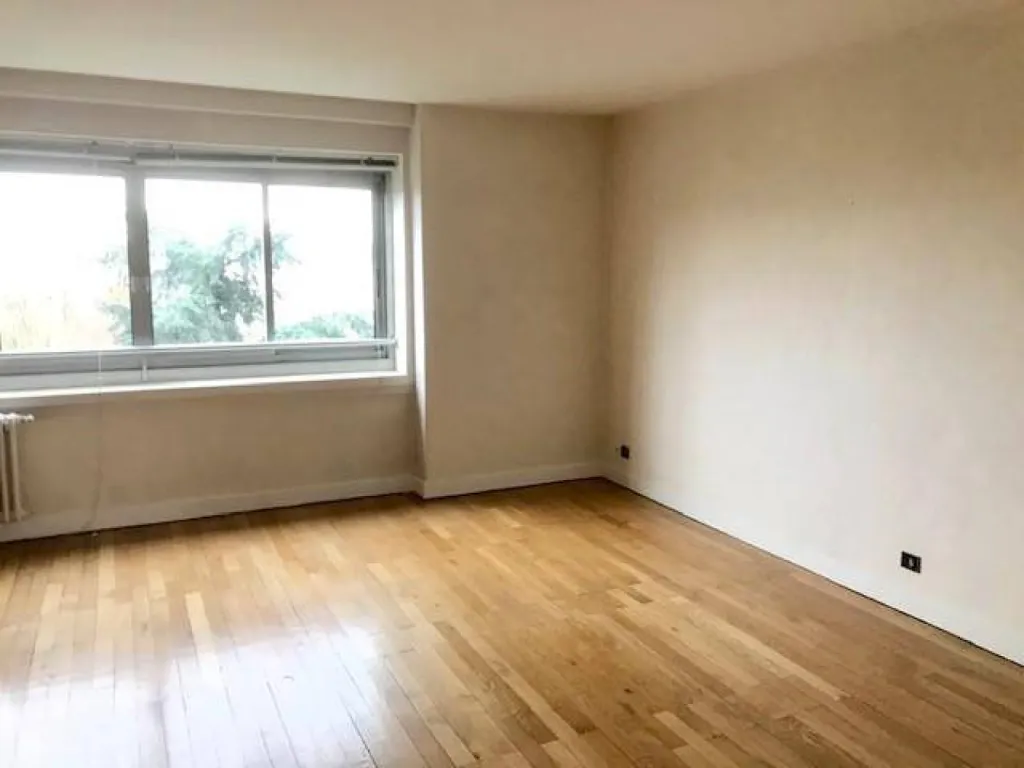 Situé au 5ème étage avec ascenseur