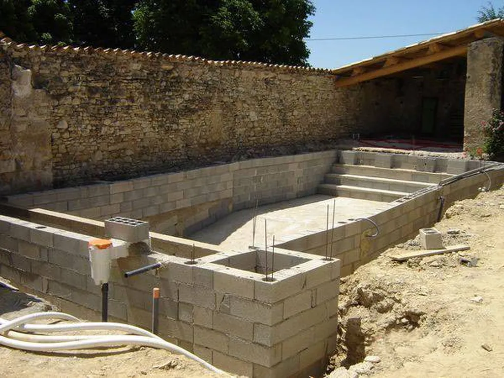 Construction d'une piscine en agglos à bancher par Aquarev'Piscines à St Michel l'Observatoire 04870