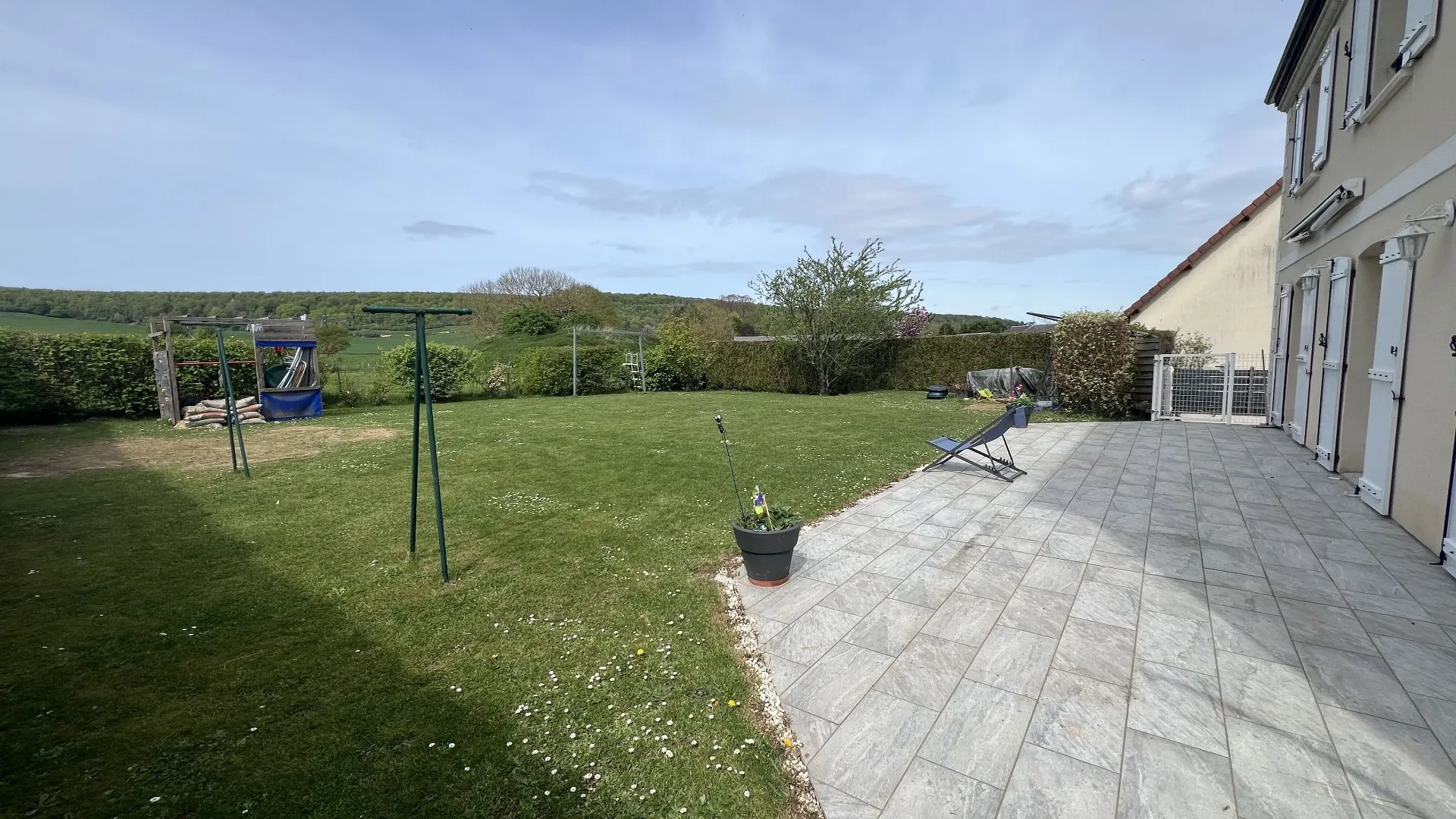 A vendre Maison familiale 2008 de 5 chambres avec garage double en sous-sol et jardin 900m², environnement calme proche Eu 76260 et littoral des Villes Sœurs