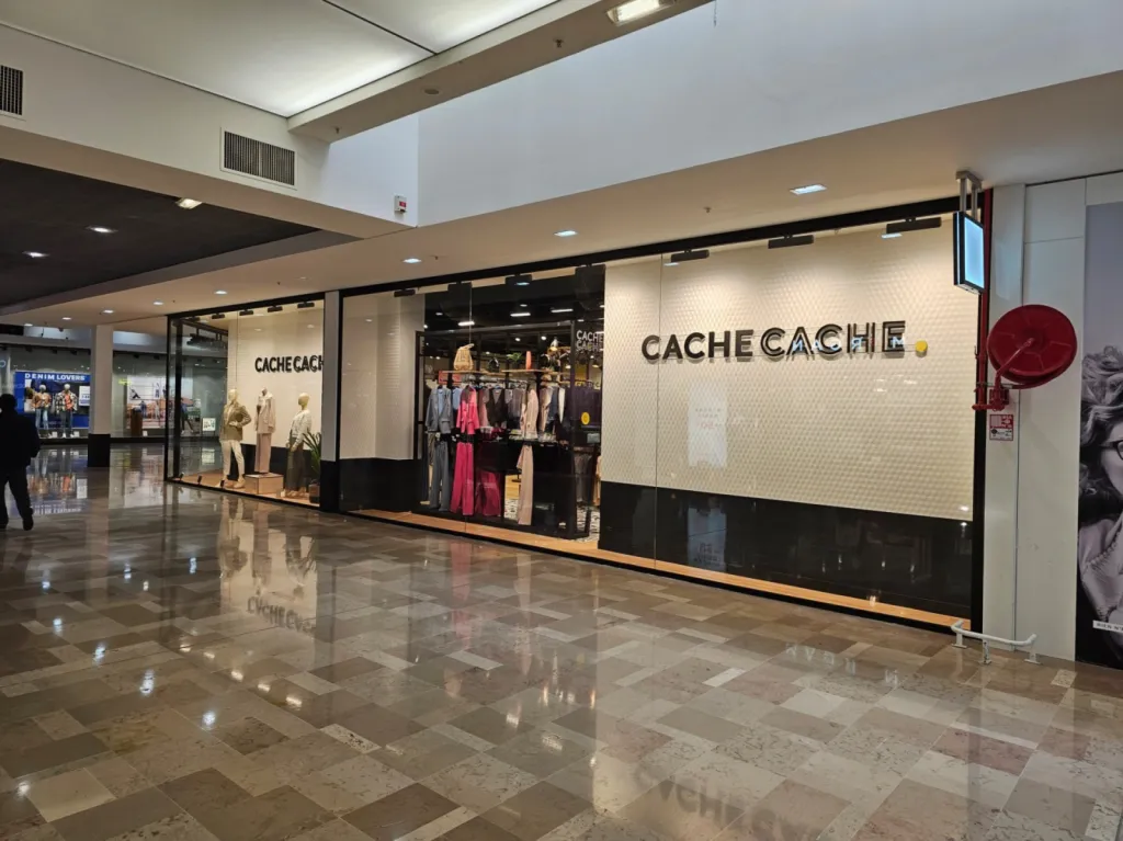 Création de vitrine de magasin à Avignon pour le magasin Cache Cache