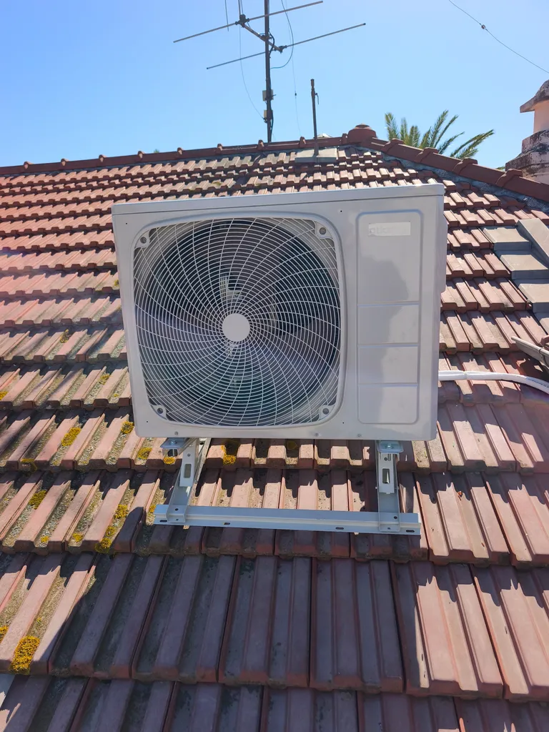 installation d'un système de climatisation réversible bi split Atlantic 