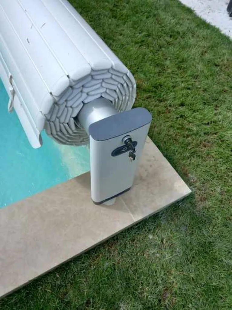 Installation d'un volet de piscine hors-sol Maytronics cover 200 solaire à Ambarès et Lagrave près de Bordeaux 