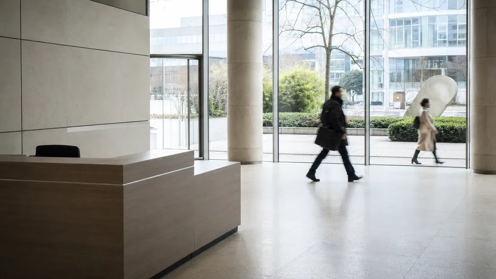 Hall vitré d'un immeuble de bureaux à Créteil
