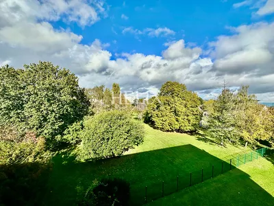 Sous compromis à Plaisir pour cet appartement de 3 pièces avec 2 chambres au dernier dernier étage de la résidence Petit Bontemps