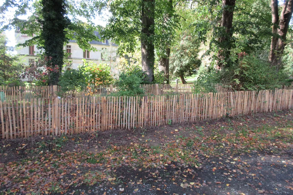 Vous recherchez une solution d'aménagement extérieur qui allie l'authenticité du bois à une fonctionnalité éprouvée, particulièrement adaptée aux bords de mer ? Clôtures Bataille, votre entreprise spécialisée dans l'installation de clôtures, vous propose 