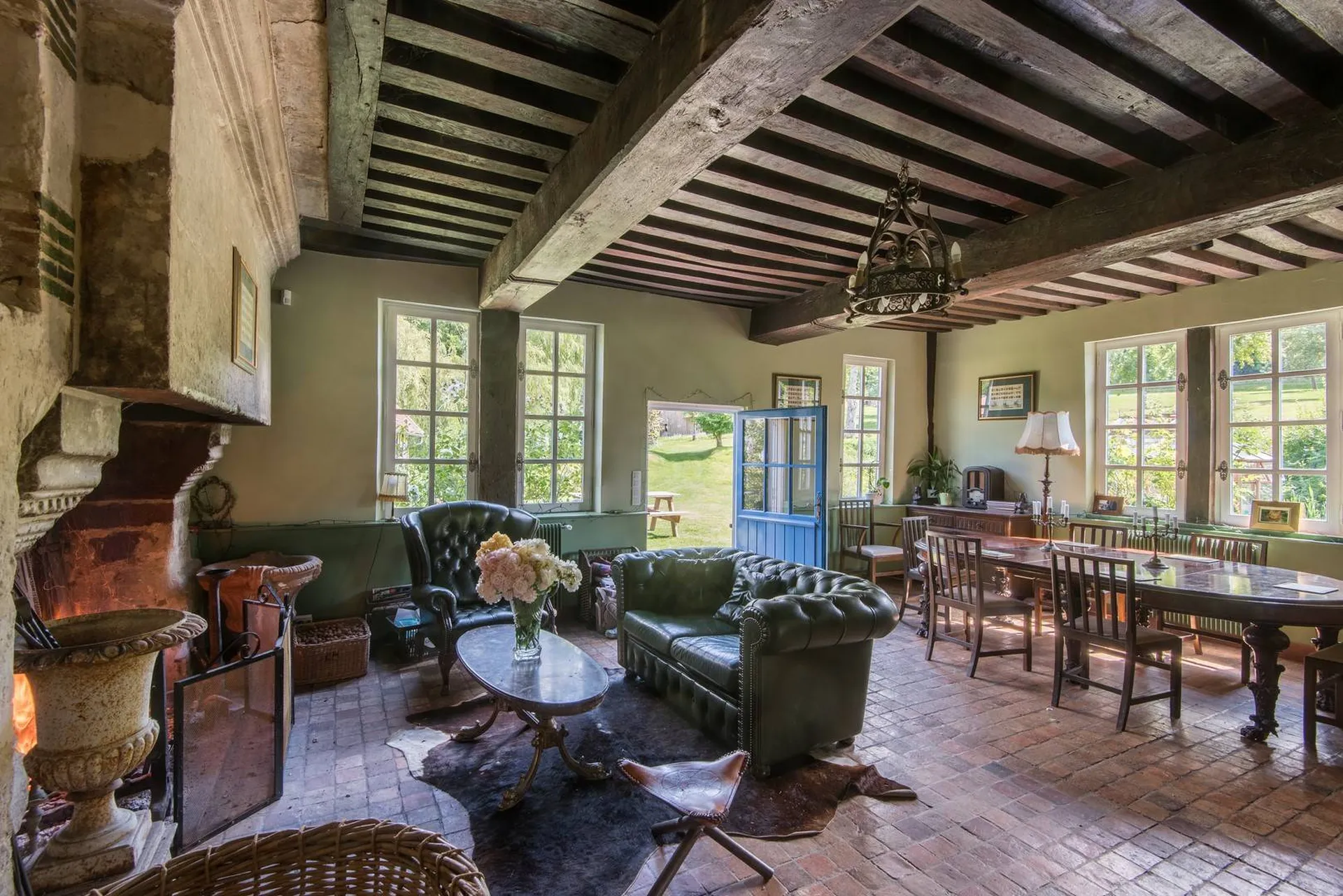 L'agence immobilière Terres et Demeures de Normandie située à Lisieux 14100, 41 avenue Victor Hugo, vous propose de venir découvrir dans le secteur de Lisieux 14100, cette Propriété de Prestige composée d'un authentique Manoir Normand du XVIème siècl