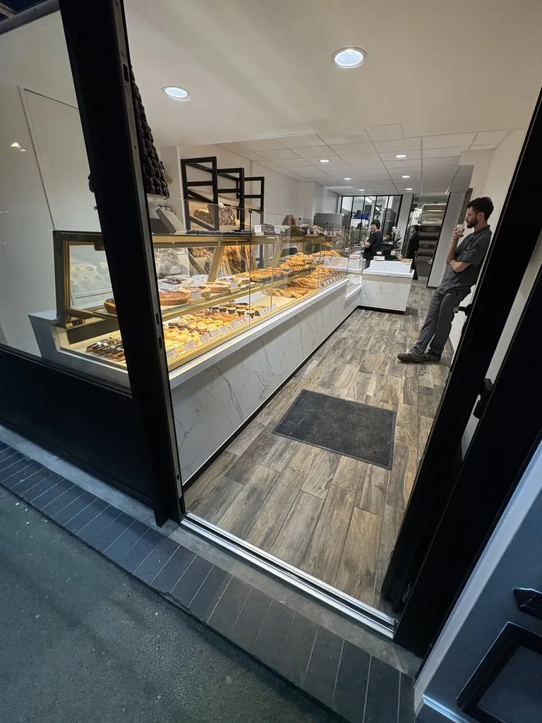Aménagement intérieur d’une boulangerie avec comptoir en stratifié effet marbre à Fécamp