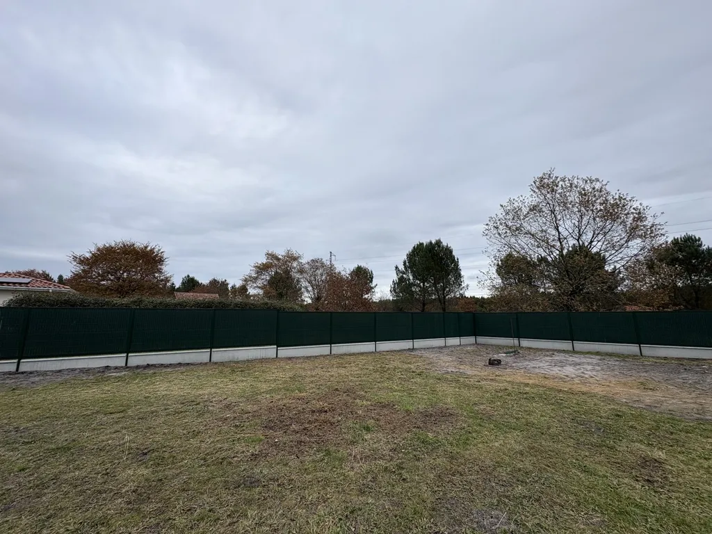 Trouver un paysagiste pour l’installation de clôture en grillage rigide avec occultation PVC et soubassement béton à Sanguinet