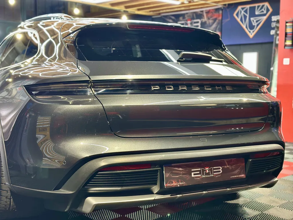 Spécialiste rénovation carrosserie Porsche lyon traitement céramique et film de protection PPF Porsche Taycan