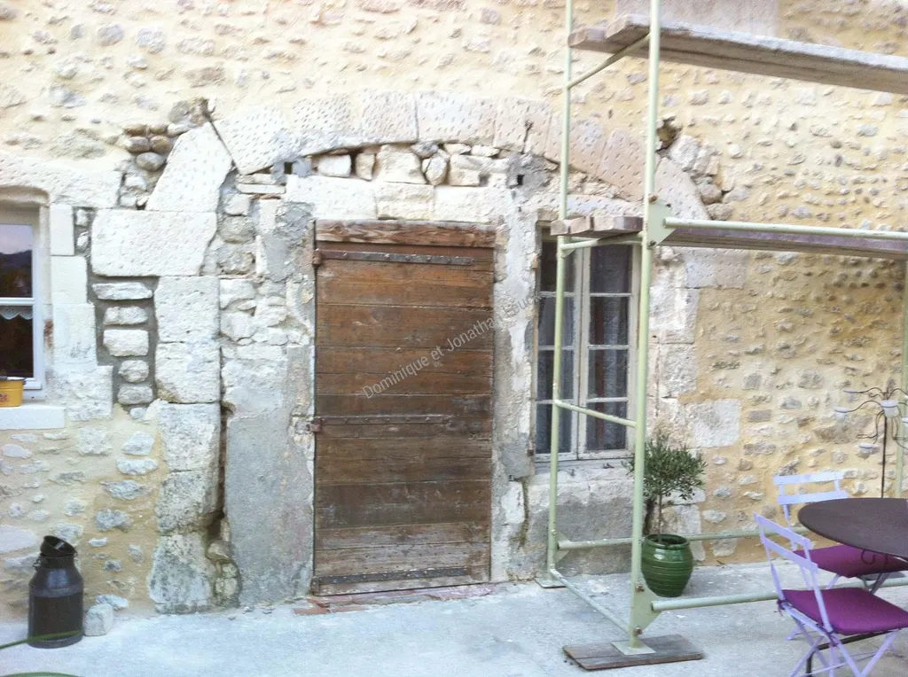 Encadrement massif en pierre d'Estaillades