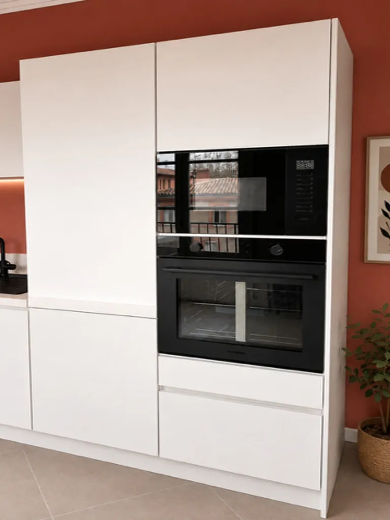 Installation d’une cuisine contemporaine blanche à Toulouse quartier Palays