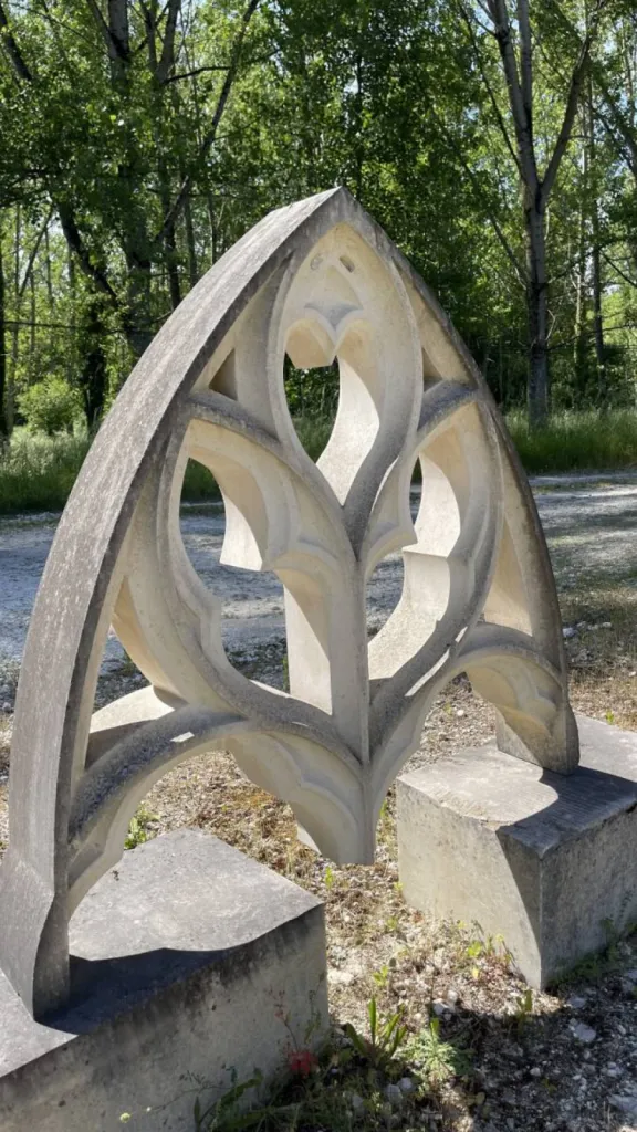 Pierres dures de Dordogne fabrication d'éléments de décoration tels que cheminées, balustrades, fontaines et bassins, bancs et tables, corniches, colonnes, piliers de portails ou de portillons…