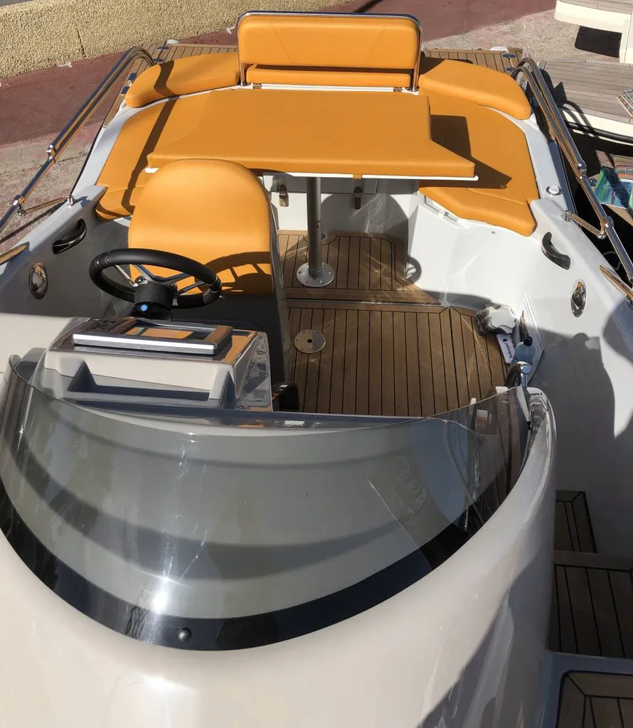 Vente de bateau à moteur neuf dans le Var