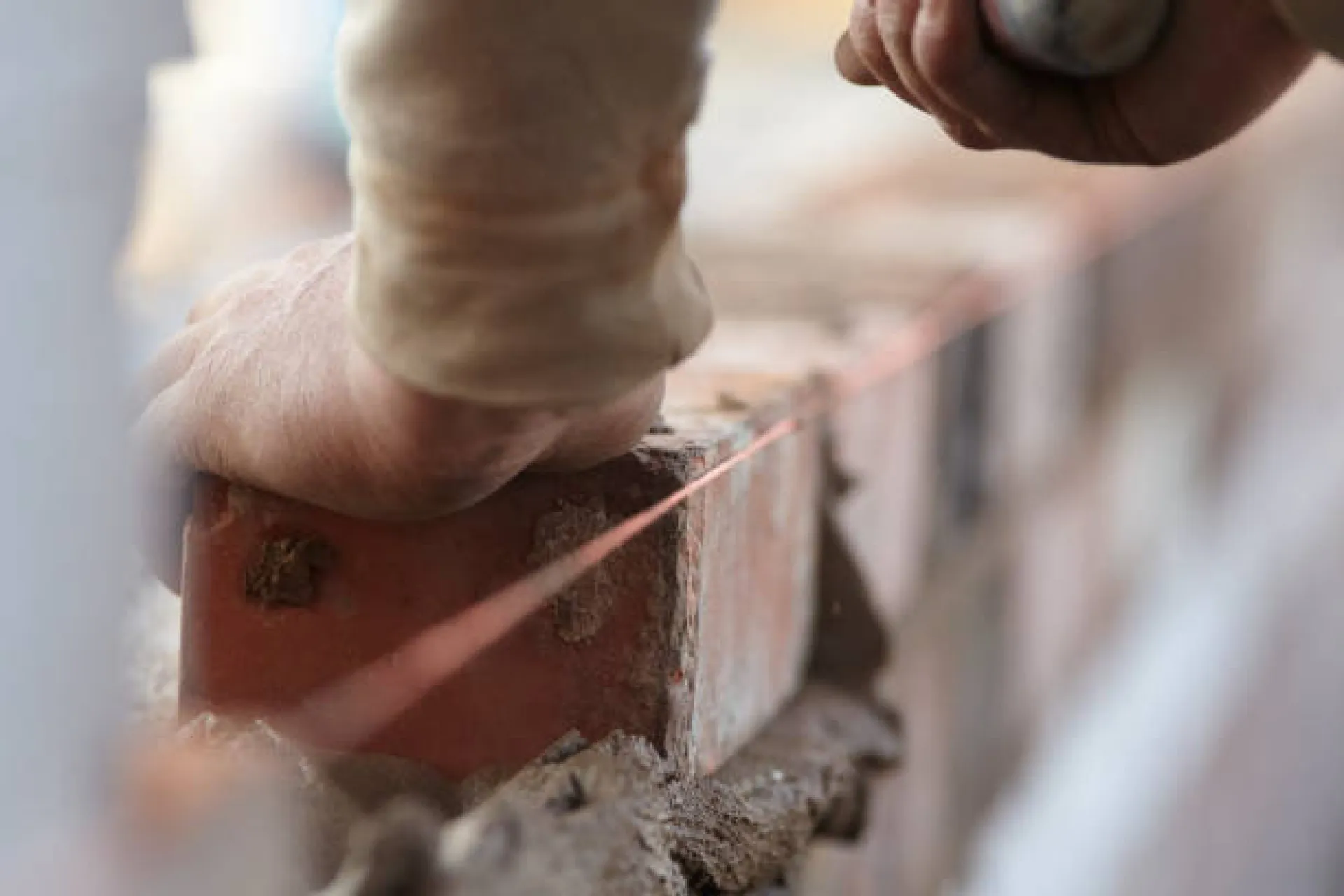 Artisan maçon et CL&S : symbole de solidité, de patience et d’un équilibre durable entre métier et vie personnelle