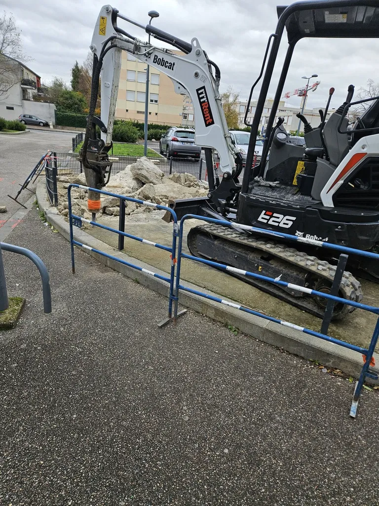 Démolition d’une dalle béton avec mini-pelle équipée BRH pour aménagement extérieur à Caluire-et-Cuire et en région lyonnaise