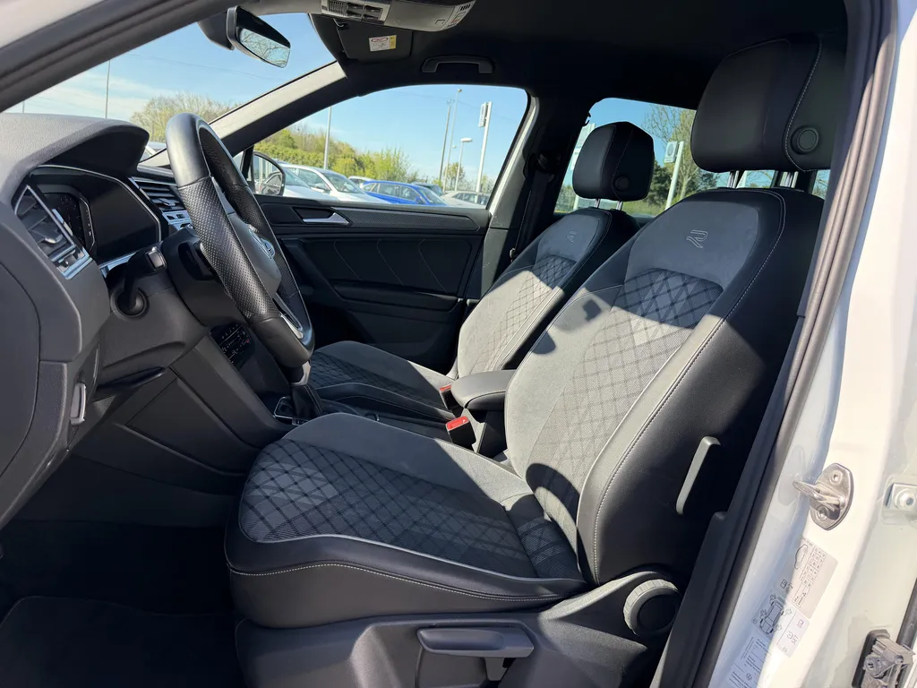 Volkswagen Tiguan d'occasion eHybrid R-Line 245ch en vente chez votre concessionnaire auto à proximité de Le Havre
